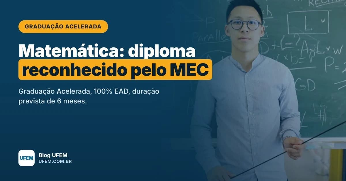 Professor de matemática em frente à lousa: Graduação Acelerada em Matemática, segunda licenciatura em 6 meses