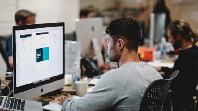 Designer digital trabalhando em um layout no computador, em um estúdio de criação