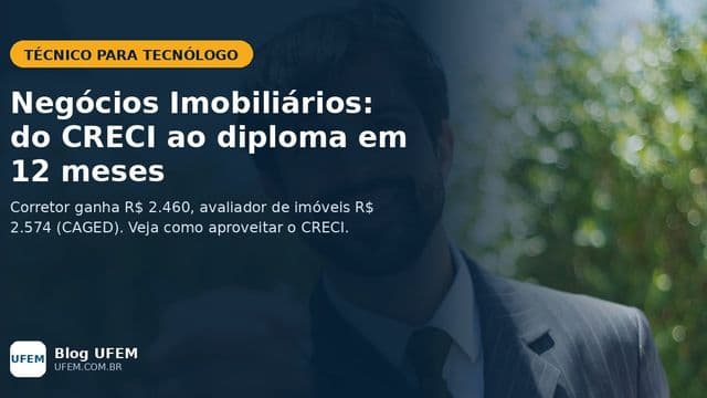 Corretor de imóveis sorridente entregando as chaves de um imóvel