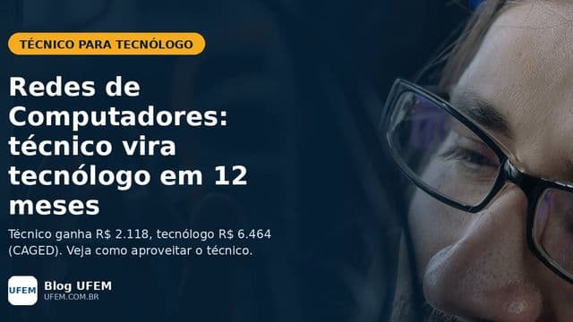 Técnico mexendo com as mãos em cabos de rede dentro de um rack de servidor, ilustrando a transição de técnico para tecnólogo em Redes de Computadores