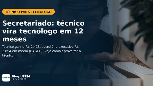 Profissional de secretariado debruçada sobre uma fileira de pastas e organizadores de documentos em um escritório