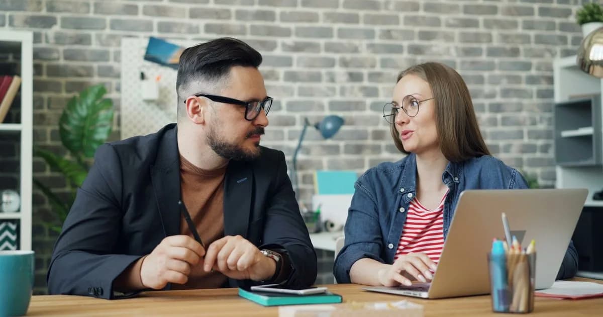 Dupla analisando dados em escritório, representando a rotina de quem atua com análise criminal