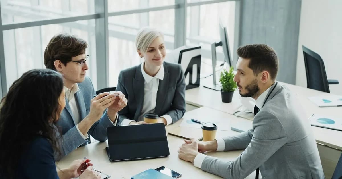 Equipe de profissionais de compliance em reuniao de governanca corporativa