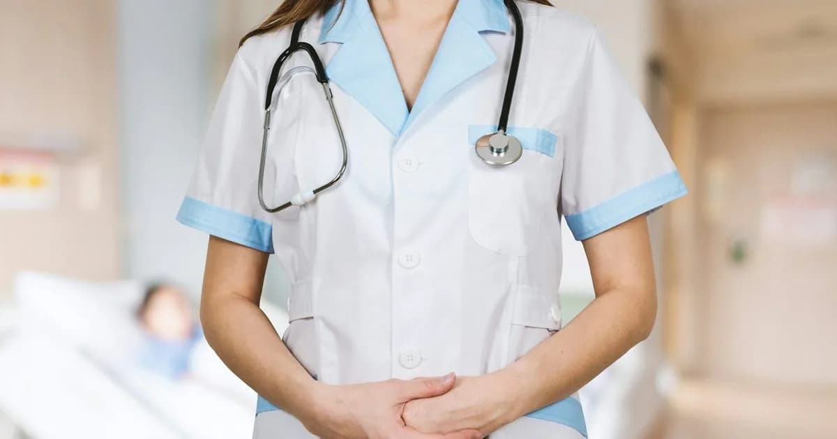 Enfermeira com jaleco branco e estetoscópio, representando a especialização em enfermagem do trabalho e saúde ocupacional