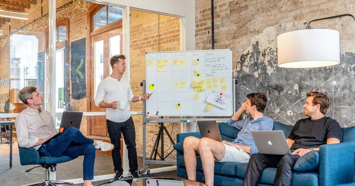 Equipe acompanha quadro kanban em reunião de gerenciamento de projetos