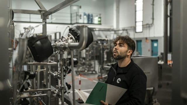 Especialista revisando documentação de controle de qualidade em ambiente industrial, ilustrando o MBA em Gestão da Qualidade e Produtividade da UFEM