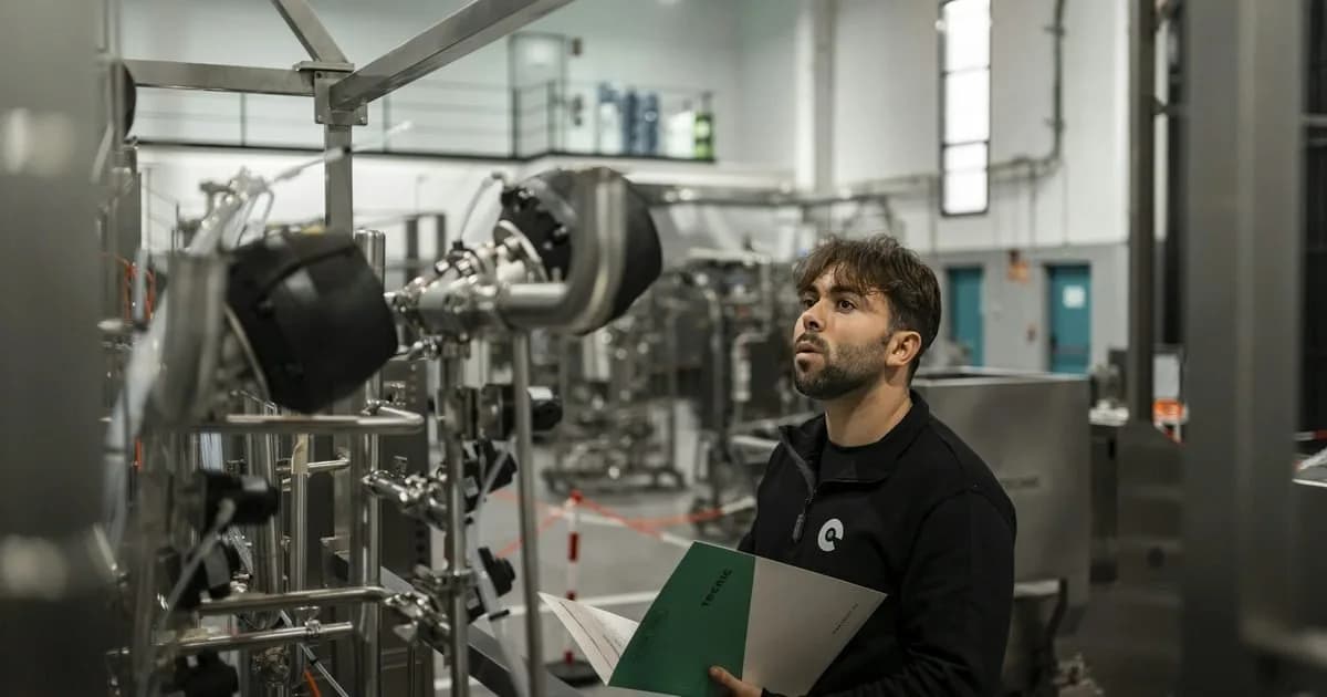 Especialista revisando documentação de controle de qualidade em ambiente industrial, ilustrando o MBA em Gestão da Qualidade e Produtividade da UFEM