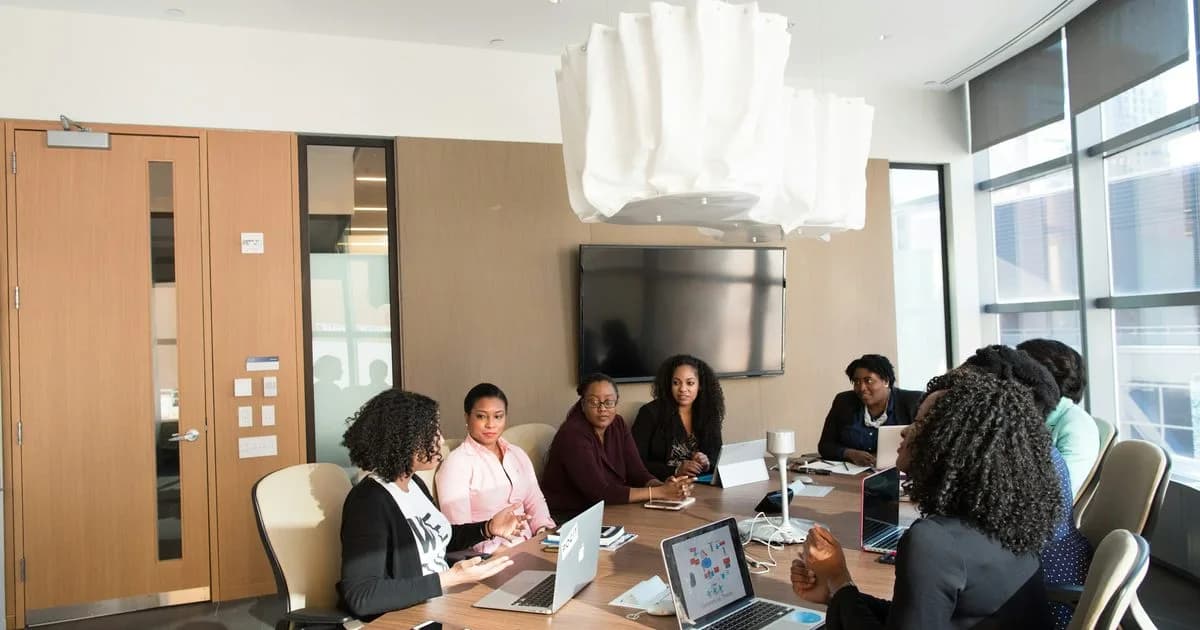 Equipe de profissionais reunida em sala de reuniao discutindo projeto de tecnologia