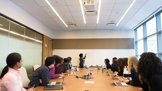 Equipe de gestão hospitalar em reunião de planejamento estratégico