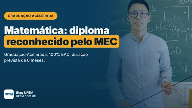 Professor de matemática em frente à lousa: Graduação Acelerada em Matemática, segunda licenciatura em 6 meses
