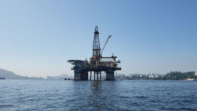 plataforma de petróleo ao largo da costa brasileira