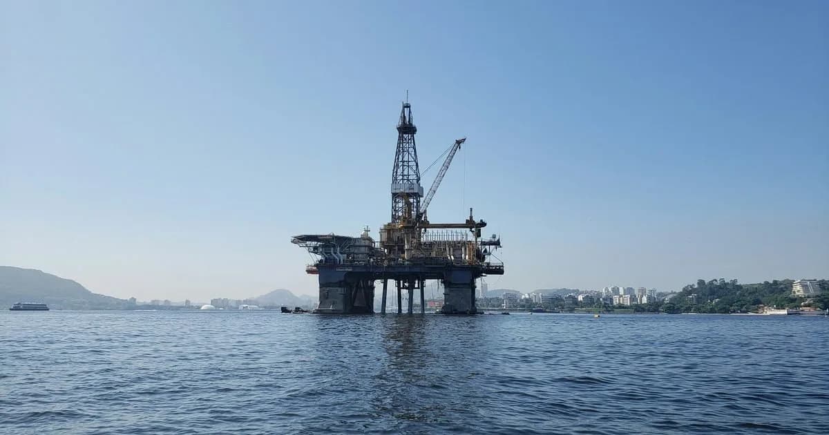 plataforma de petróleo ao largo da costa brasileira