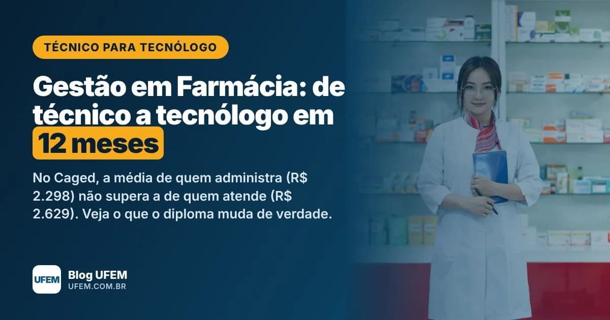 Gestora de farmácia de jaleco branco em frente a prateleiras de medicamentos, ilustrando o artigo Técnico para Tecnólogo em Gestão em Farmácia