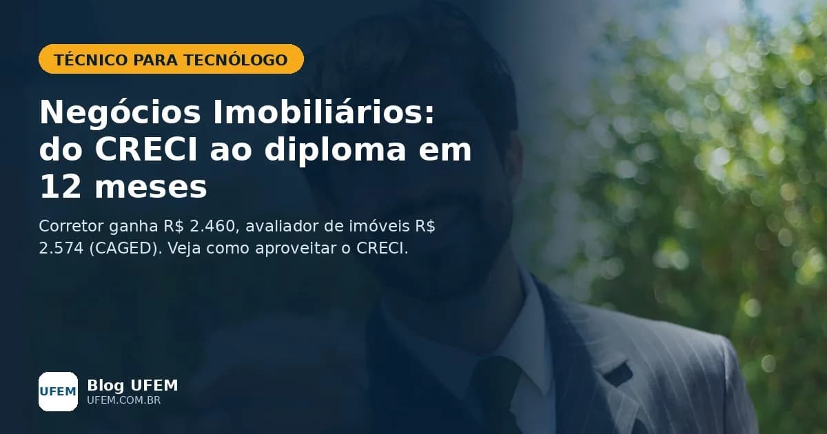 Corretor de imóveis sorridente entregando as chaves de um imóvel