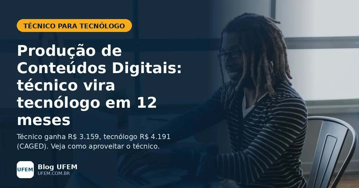 Homem sorrindo grava conteúdo com celular em ring light enquanto digita em um notebook