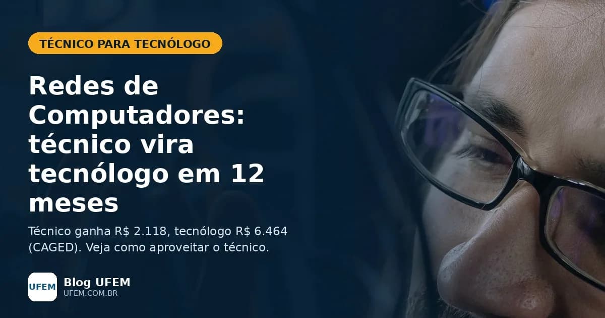 Técnico mexendo com as mãos em cabos de rede dentro de um rack de servidor, ilustrando a transição de técnico para tecnólogo em Redes de Computadores